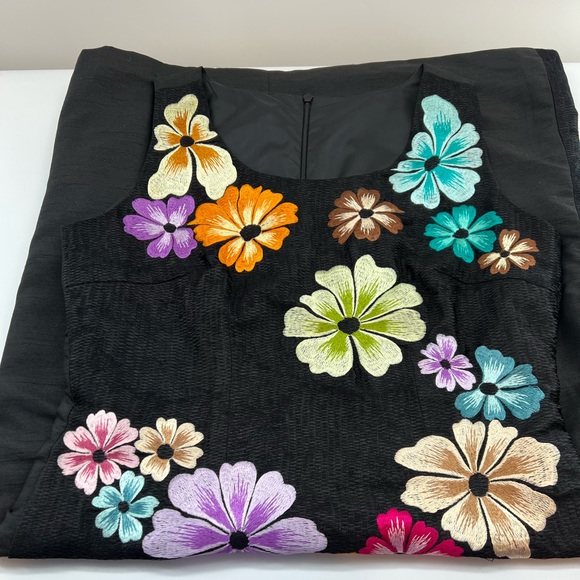 Slate New York Floral Embroidered Shift Dress - Picture 5 of 8